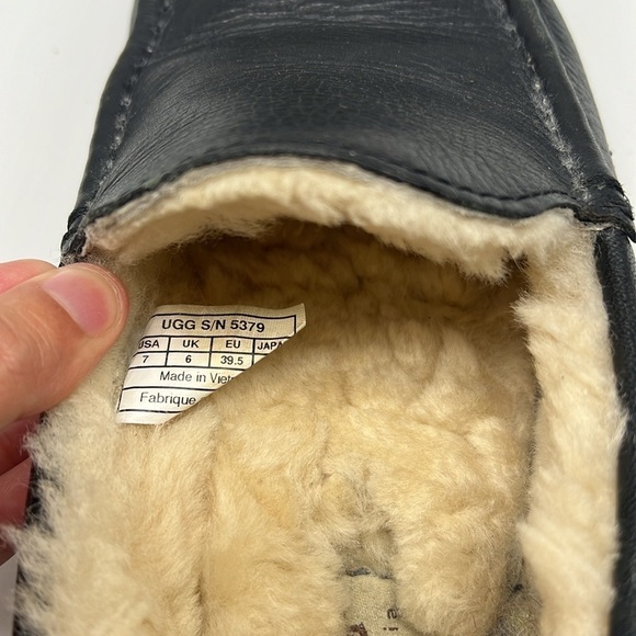 UGG - Ascot Grain Black Leather Shearling Sheepskin Lightweight Slippers Size 7